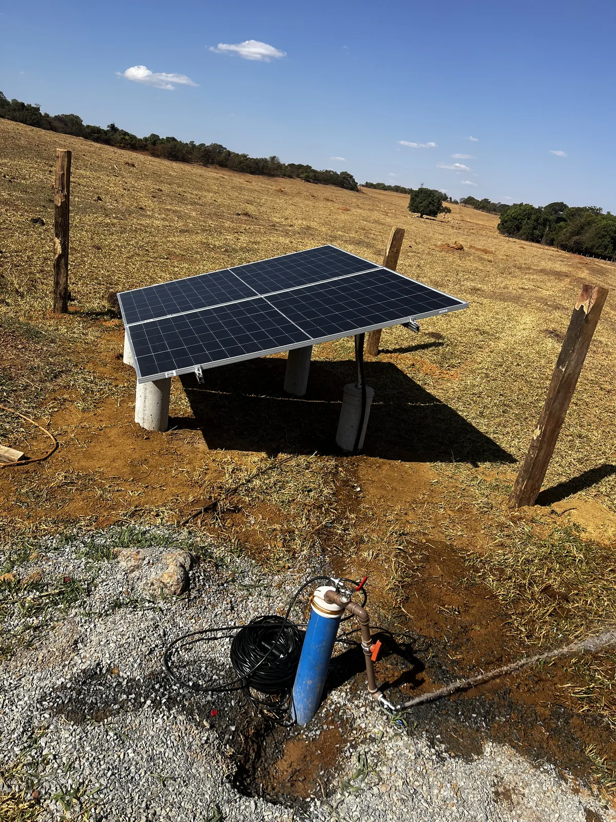 Painel solar no pasto ligado à bomba de um poço, obra Bolt