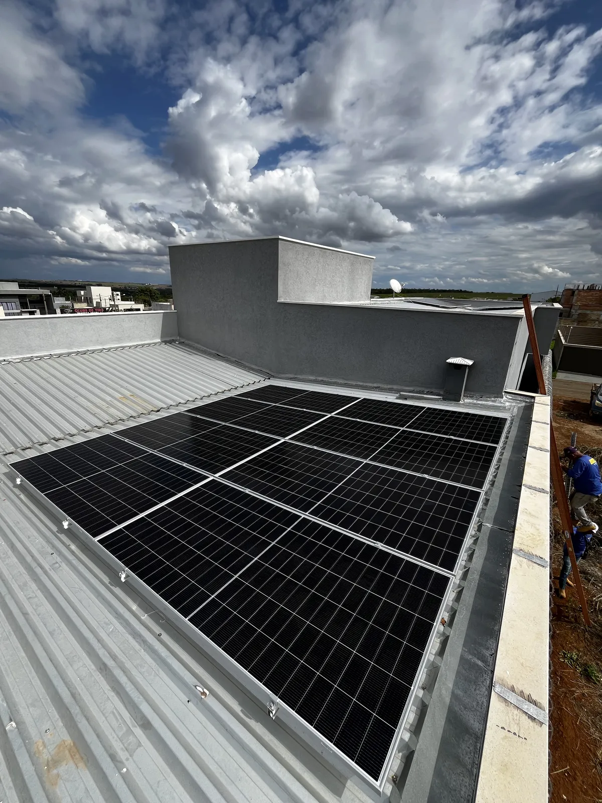 Painéis solares sobre telhado metálico na cidade, obra Bolt