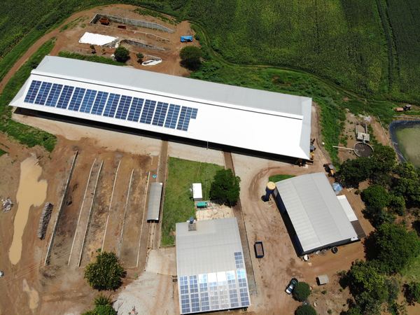 Vista aérea: galpão longo em propriedade rural com painéis solares instalados pela Bolt Solar